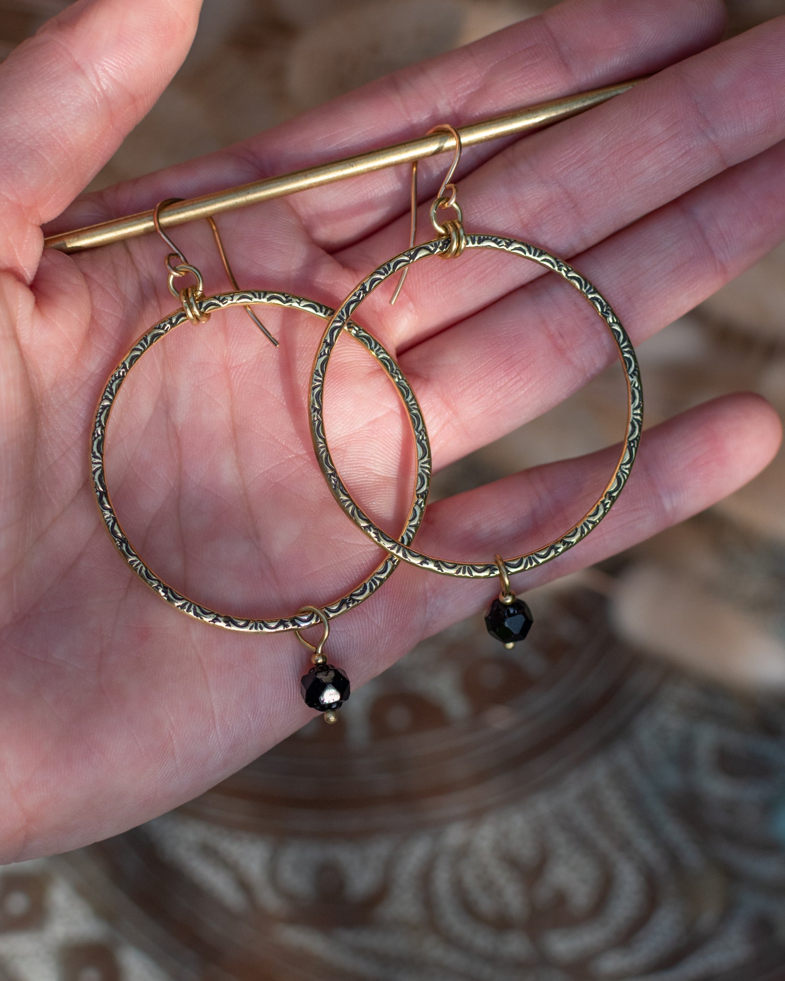 Créoles en laiton poinçonné et perles en verre tchèque noires- Les Essentielles