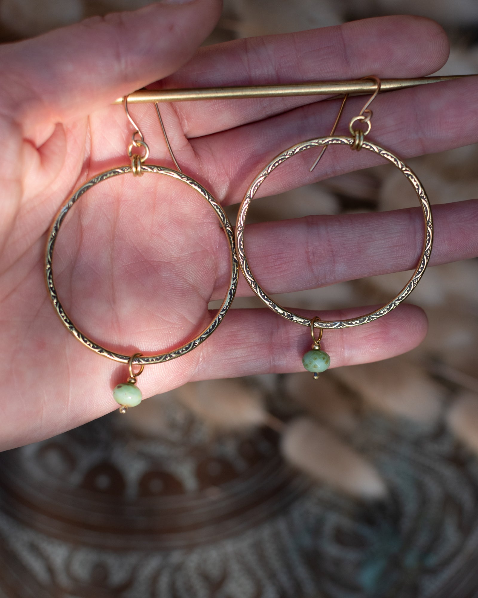 Créoles en laiton poinçonné et perles en verre tchèque bleues vertes – Les Essentielles