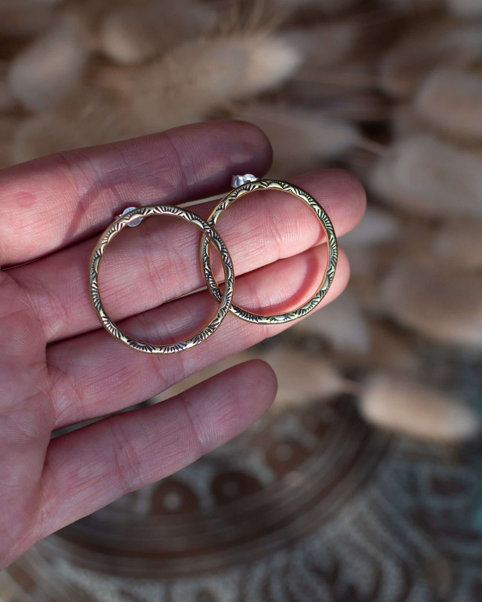 Petites créoles en laiton motif rayons de soleil