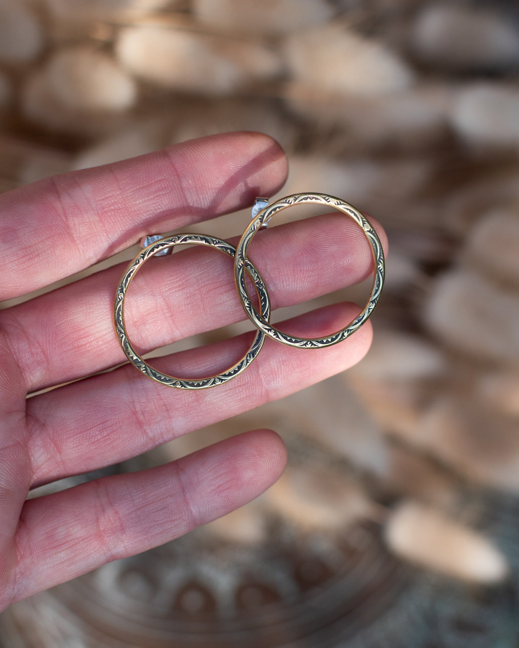 Petites créoles en laiton motif zig zag