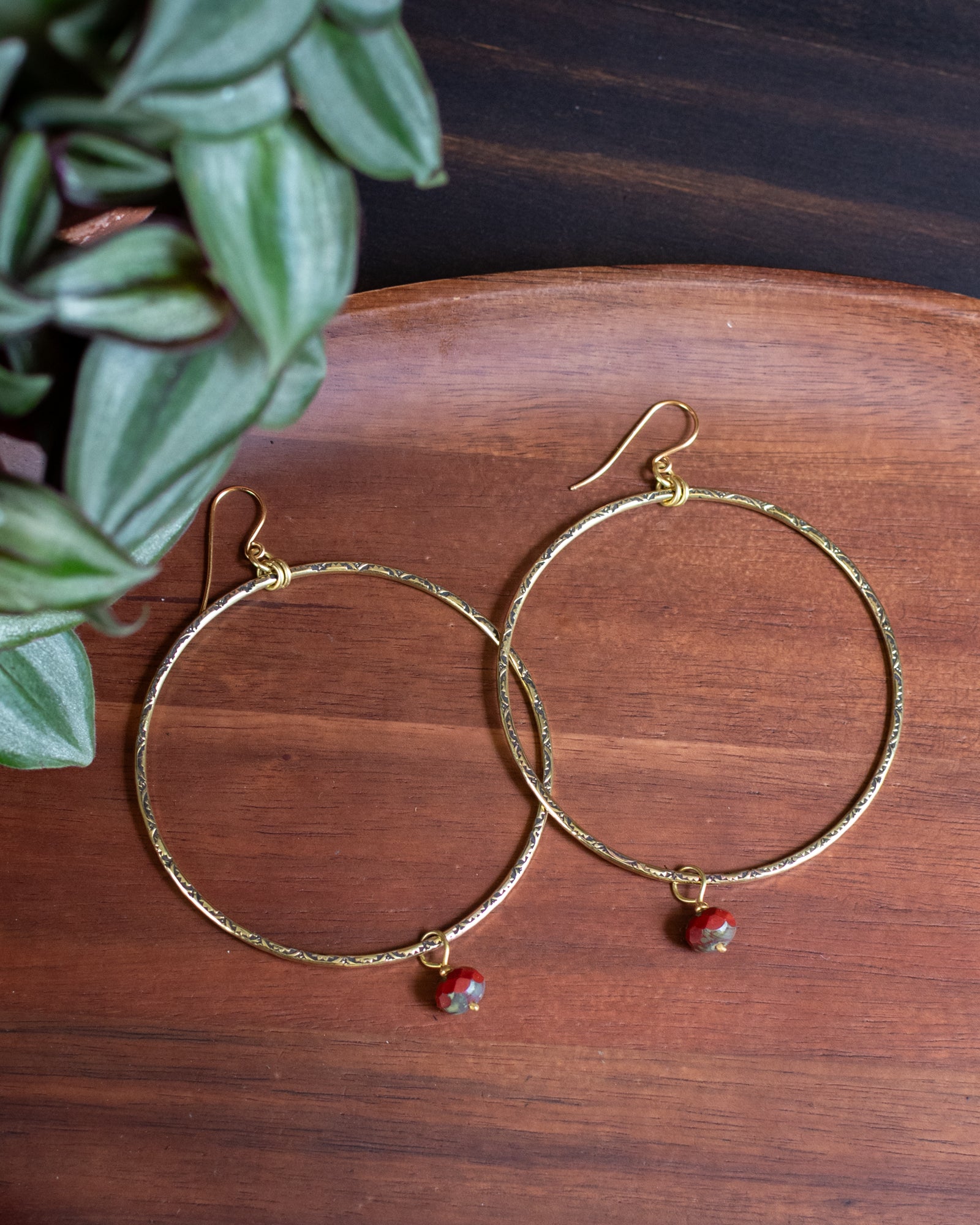 Les Essentielles - Créoles en laiton poinçonné et perles en verre tchèque rouge brique