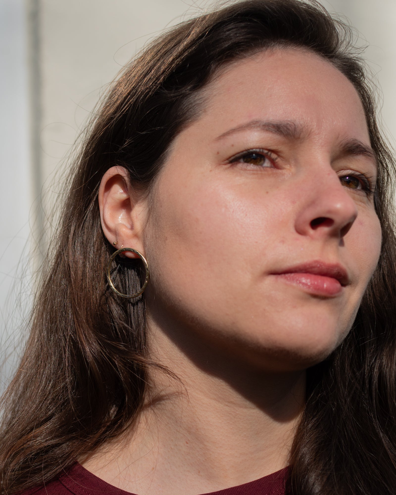 Petites créoles en laiton motif zig zag