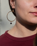 Créoles en laiton poinçonné et perles en verre tchèque noires- Les Essentielles