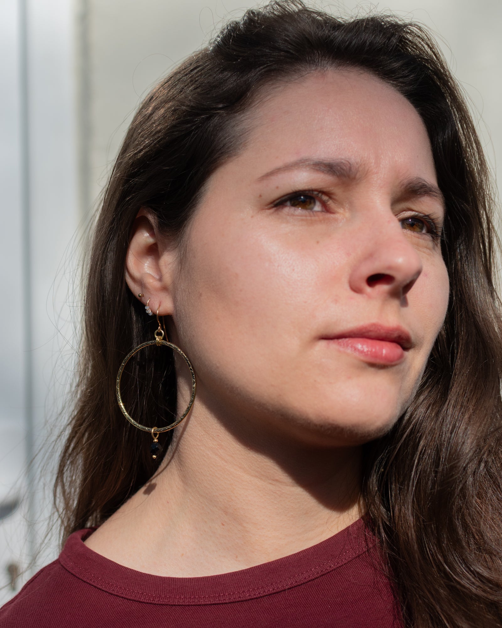 Créoles en laiton poinçonné et perles en verre tchèque noires- Les Essentielles