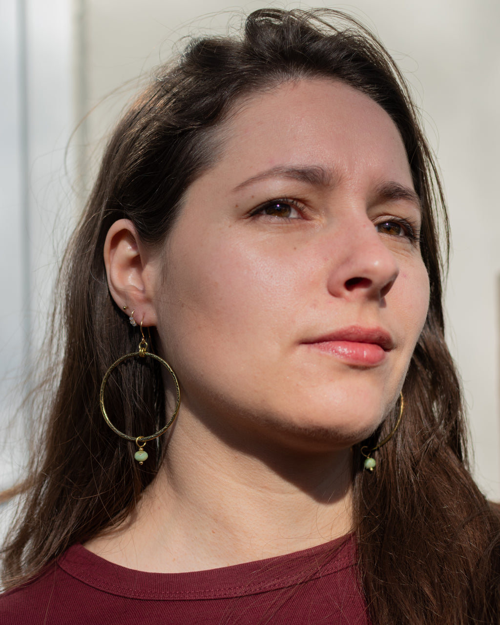 Créoles en laiton poinçonné et perles en verre tchèque bleues vertes – Les Essentielles