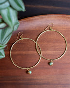 Les Essentielles - Créoles en laiton poinçonné et perles en verre tchèque turquoise/marron