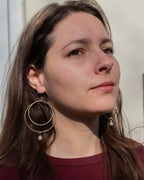 Créoles doubles en laiton et perles en verre tchèque vert/gris/beige – Les irrésistibles