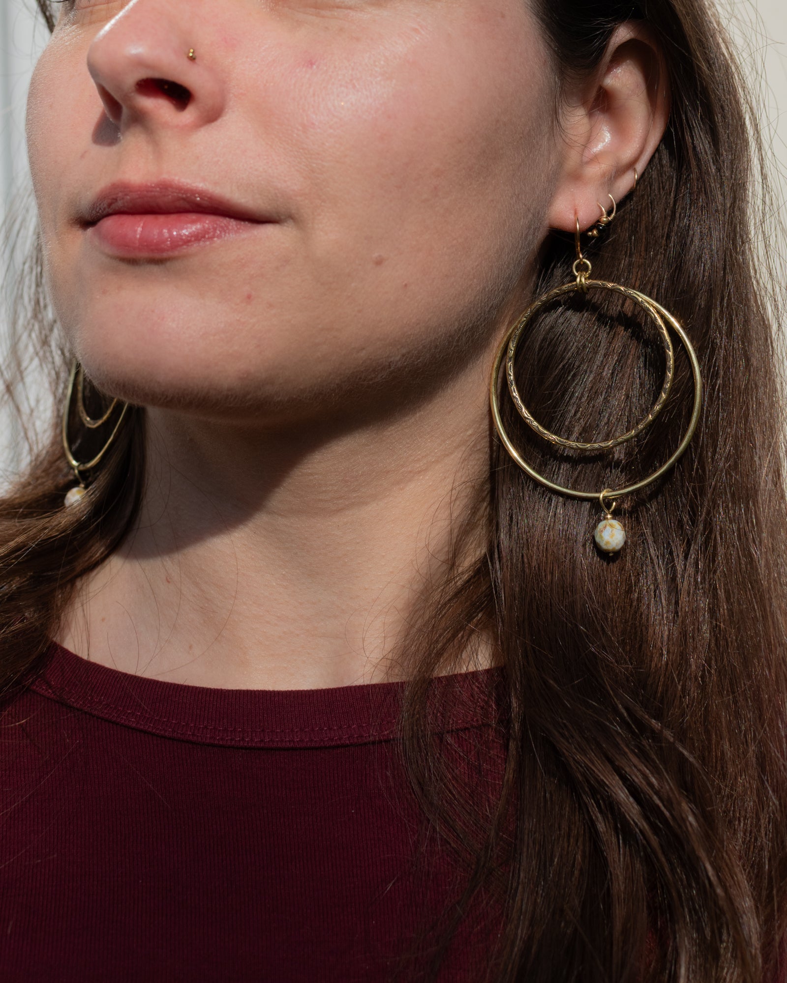 Créoles doubles en laiton et perles en verre tchèque vert/gris/beige – Les irrésistibles