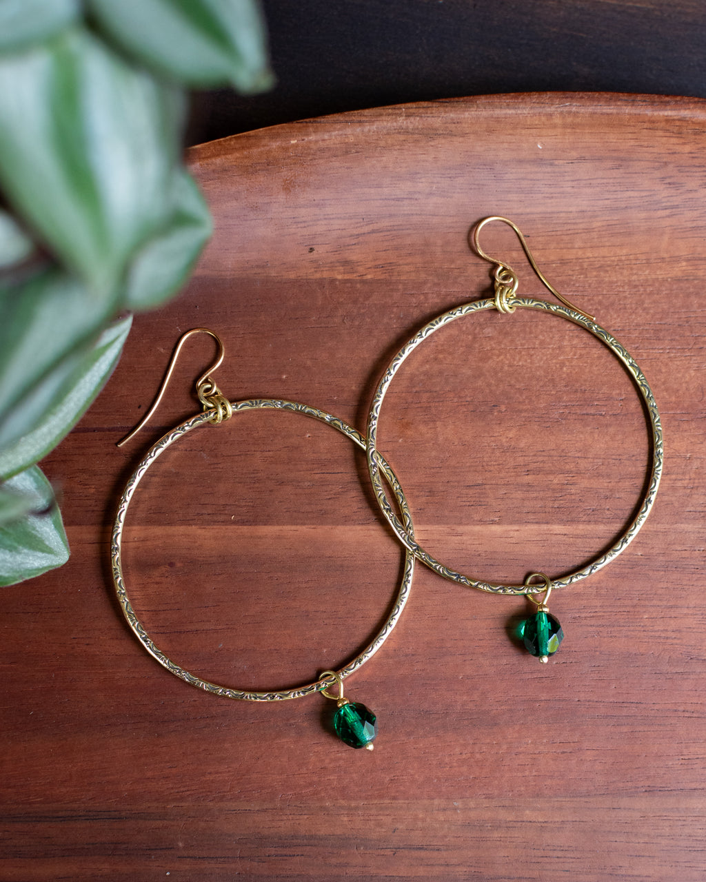Les Essentielles - Créoles en laiton poinçonné et perles en verre tchèque vert émeraude