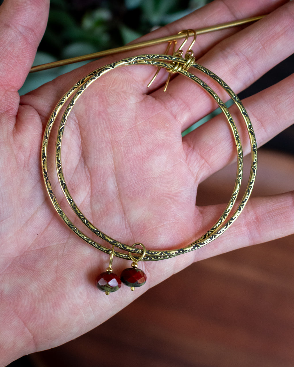 Les Essentielles - Créoles en laiton poinçonné et perles en verre tchèque rouge brique