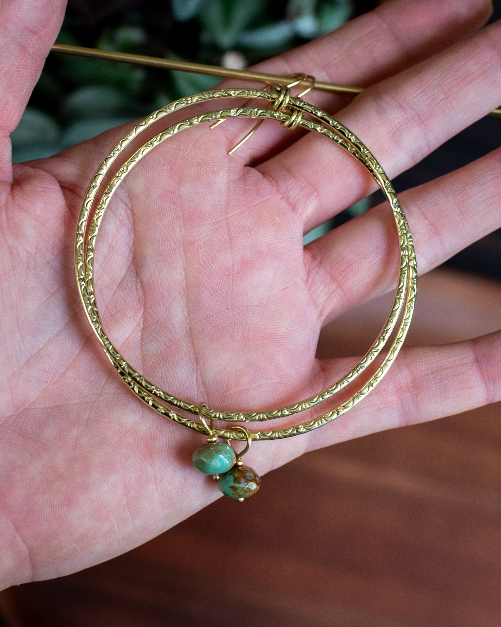 Les Essentielles - Créoles en laiton poinçonné et perles en verre tchèque turquoise/marron