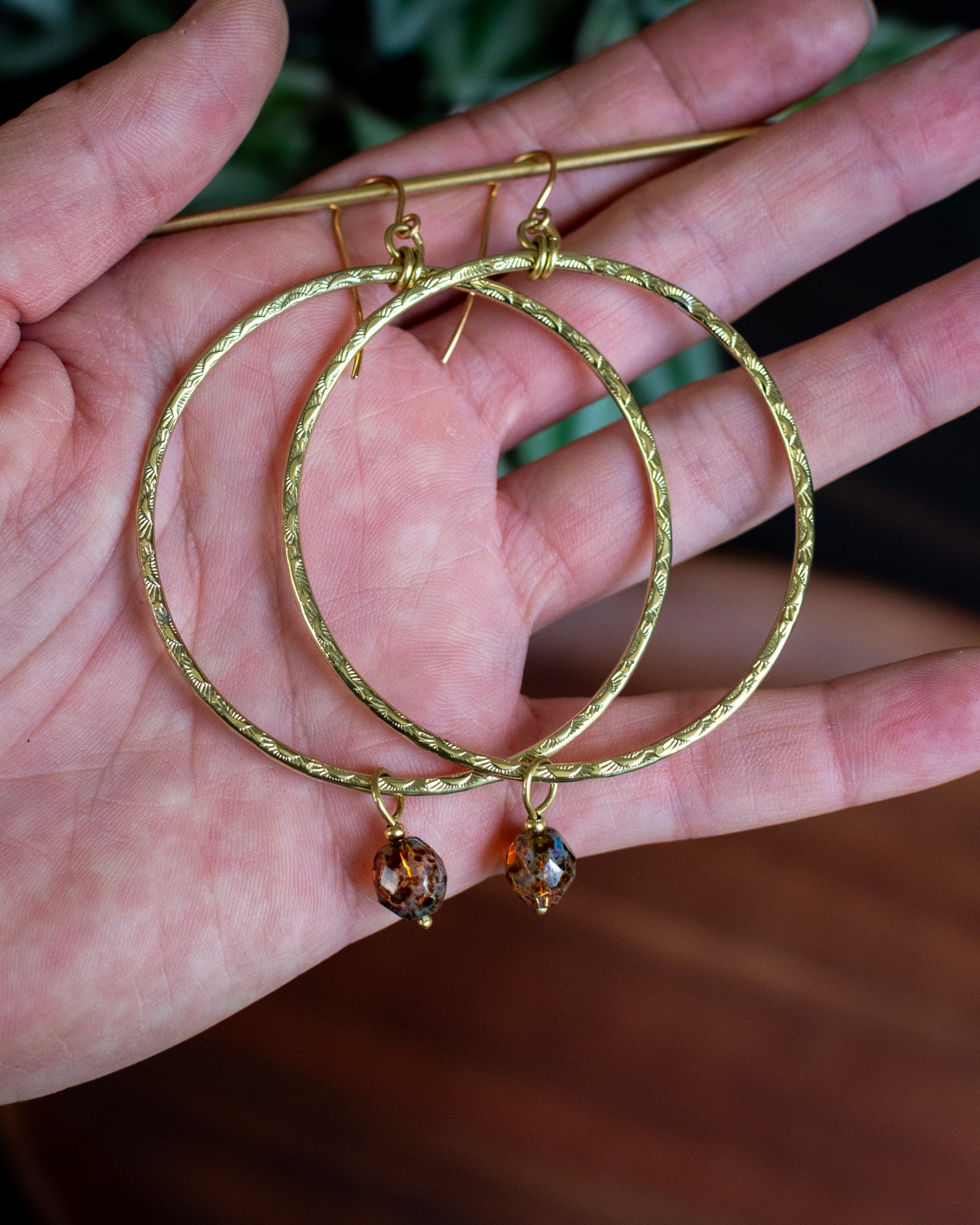 Les Essentielles - Créoles en laiton poinçonné et perles en verre tchèque ambré moucheté