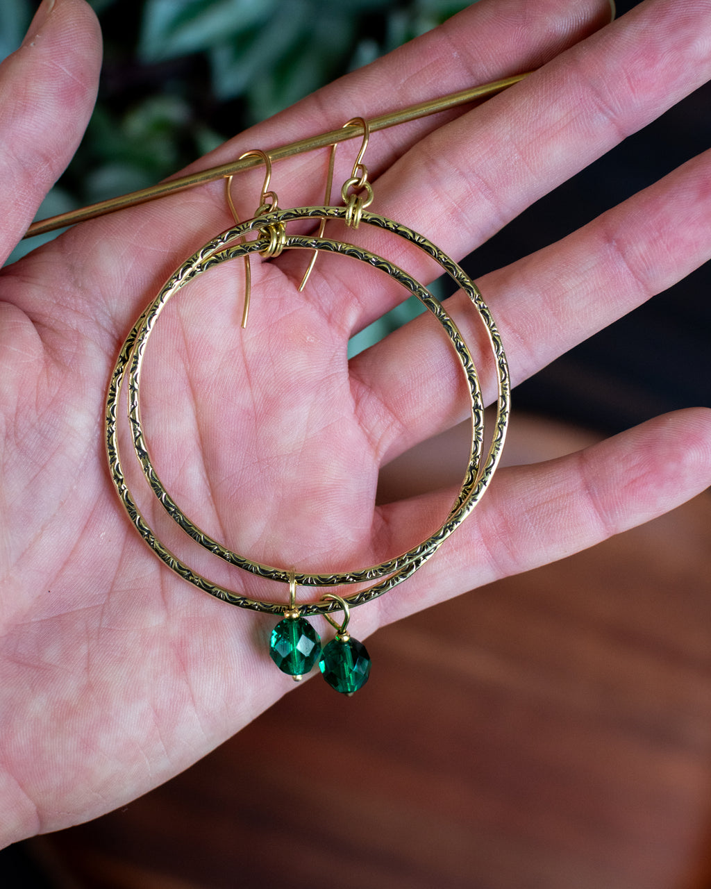 Les Essentielles - Créoles en laiton poinçonné et perles en verre tchèque vert émeraude