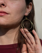 Créoles doubles en laiton et perles en verre tchèque motif zig zag – Les irrésistibles