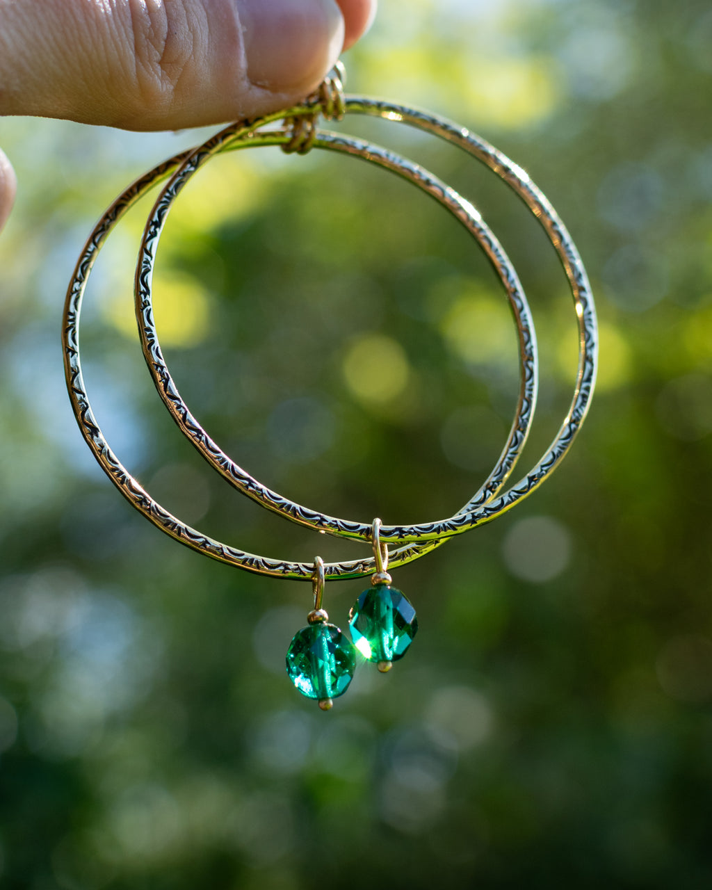 Les Essentielles - Créoles en laiton poinçonné et perles en verre tchèque vert émeraude