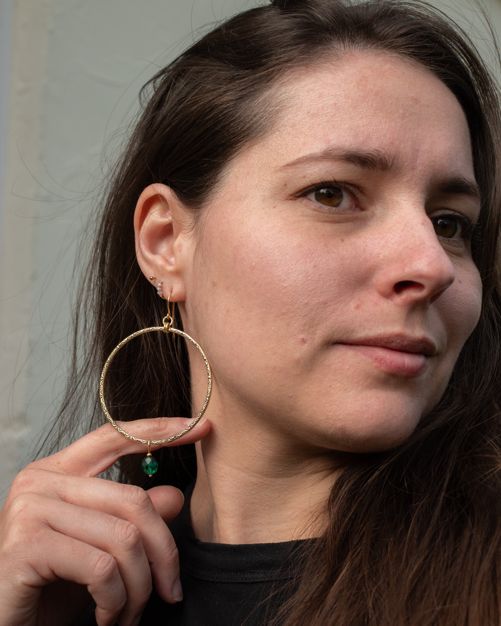 Les Essentielles - Créoles en laiton poinçonné et perles en verre tchèque vert émeraude