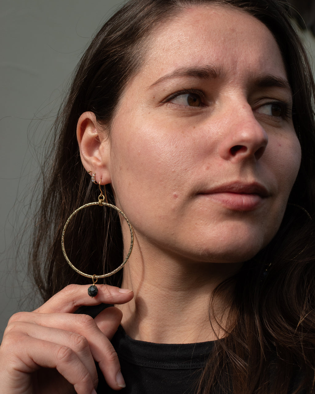 Les Essentielles - Créoles en laiton poinçonné et perles en verre tchèque noire moucheté