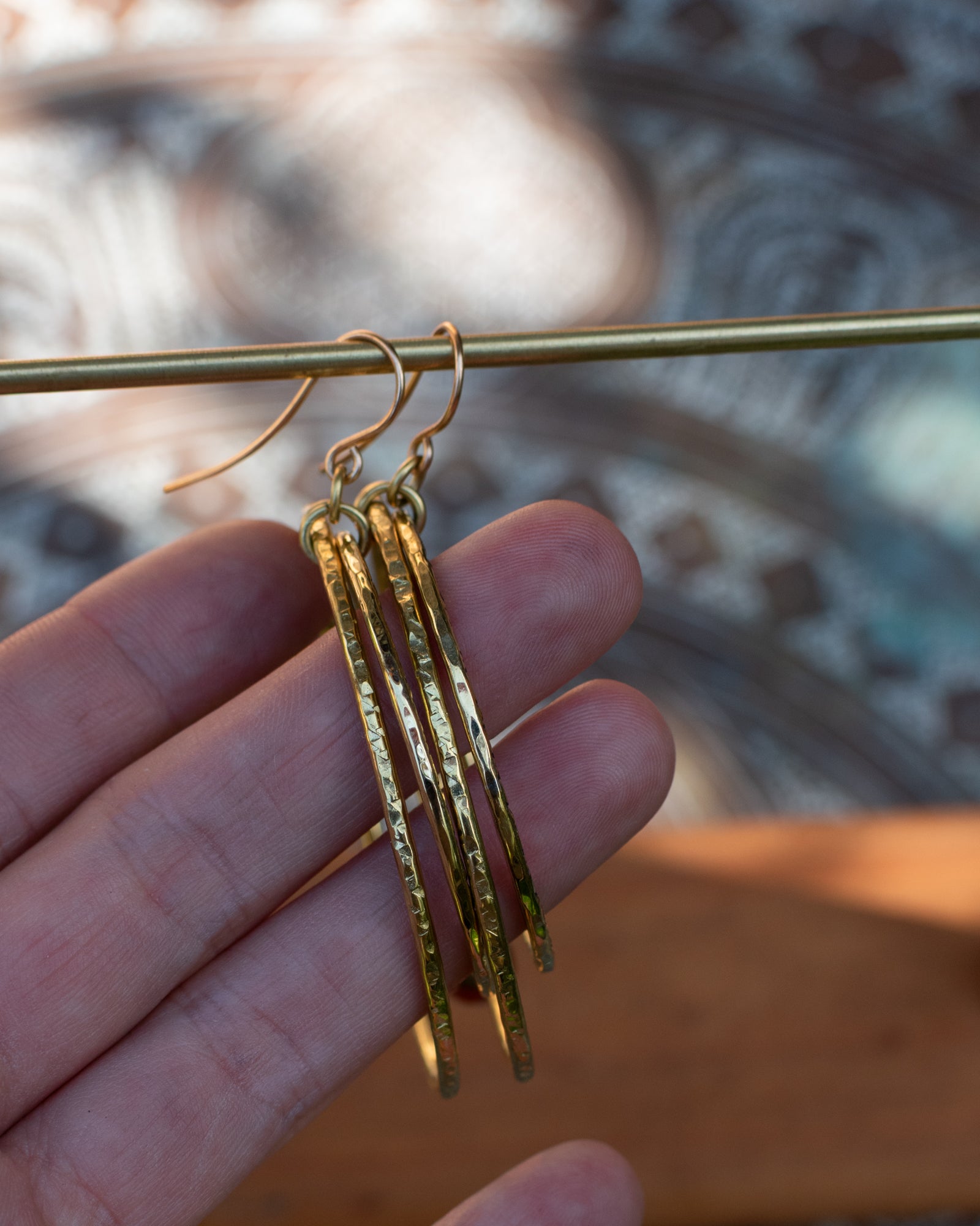 Créoles doubles en laiton et perles en verre rouge brique – Les irrésistibles