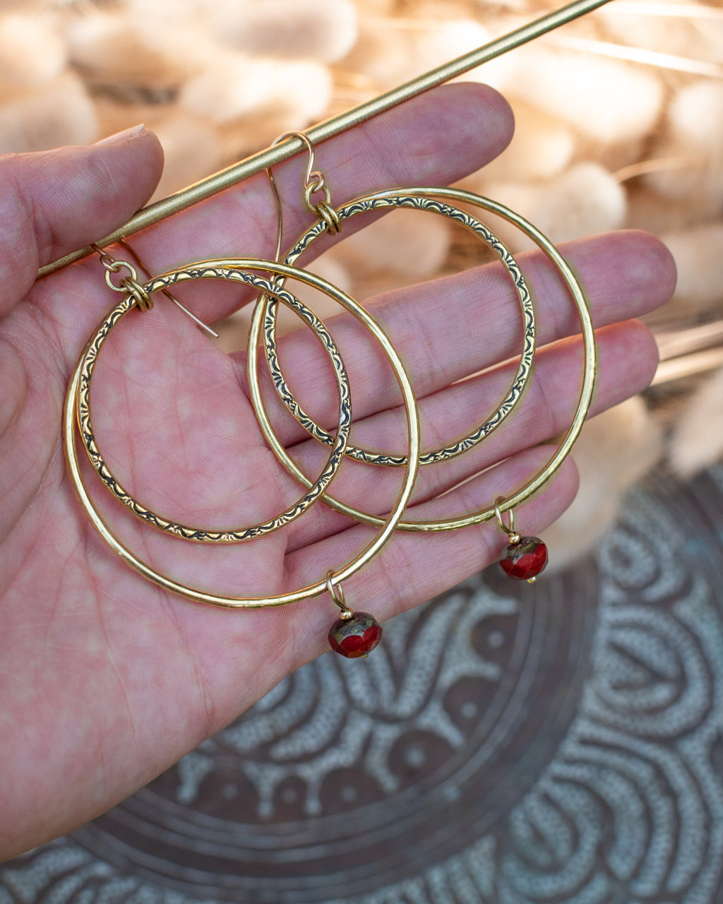Créoles doubles en laiton et perles en verre rouge brique – Les irrésistibles
