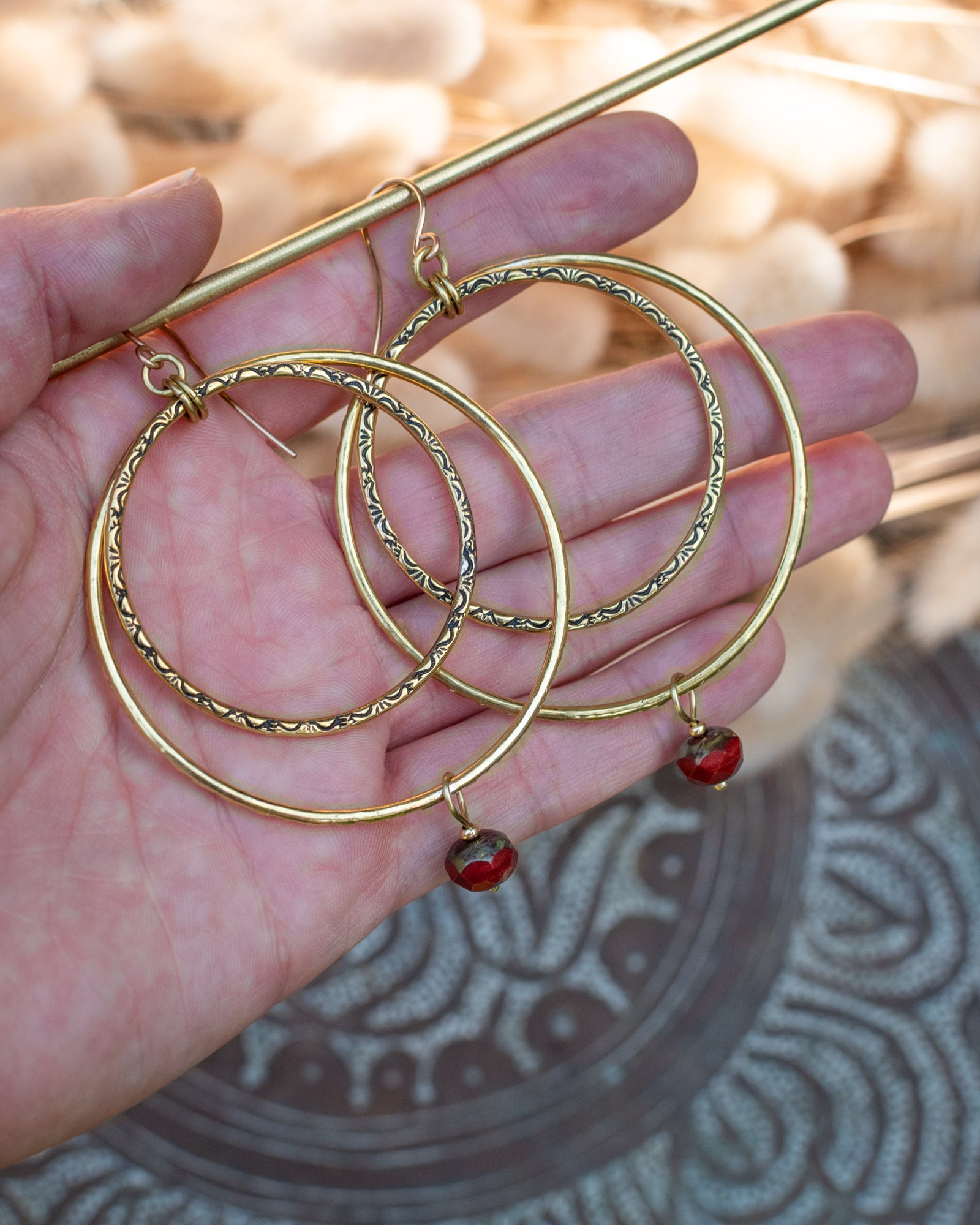 Créoles doubles en laiton et perles en verre rouge brique – Les irrésistibles