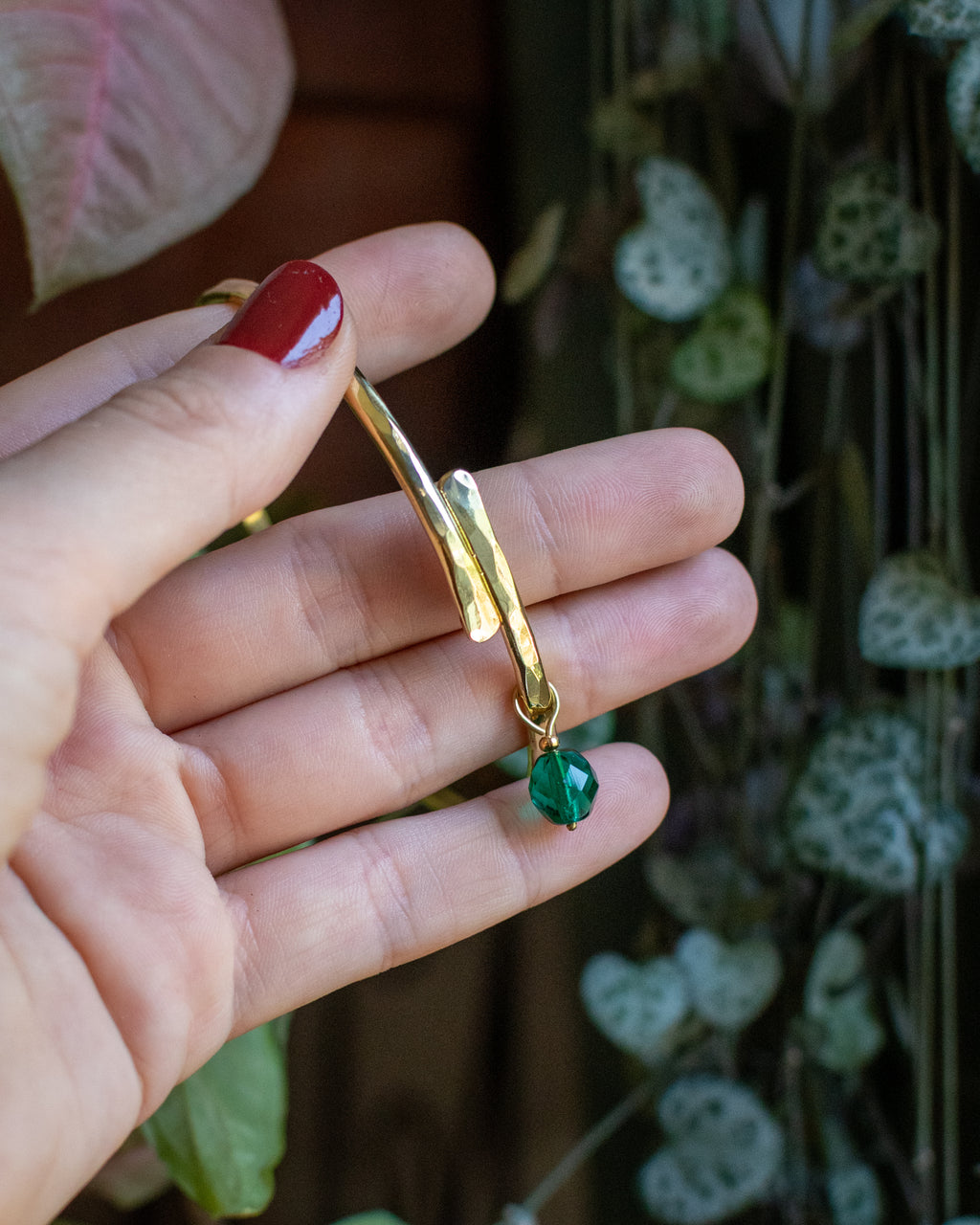 Jonc martelé avec charm amovible - perle vert émeraude