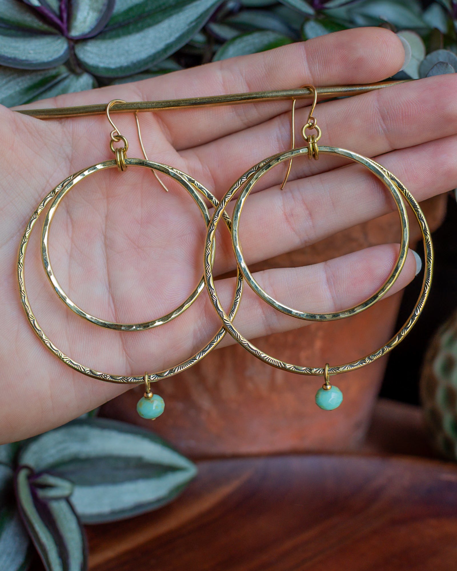 Créoles doubles en laiton et perles en verre tchèque turquoises – Les irrésistibles