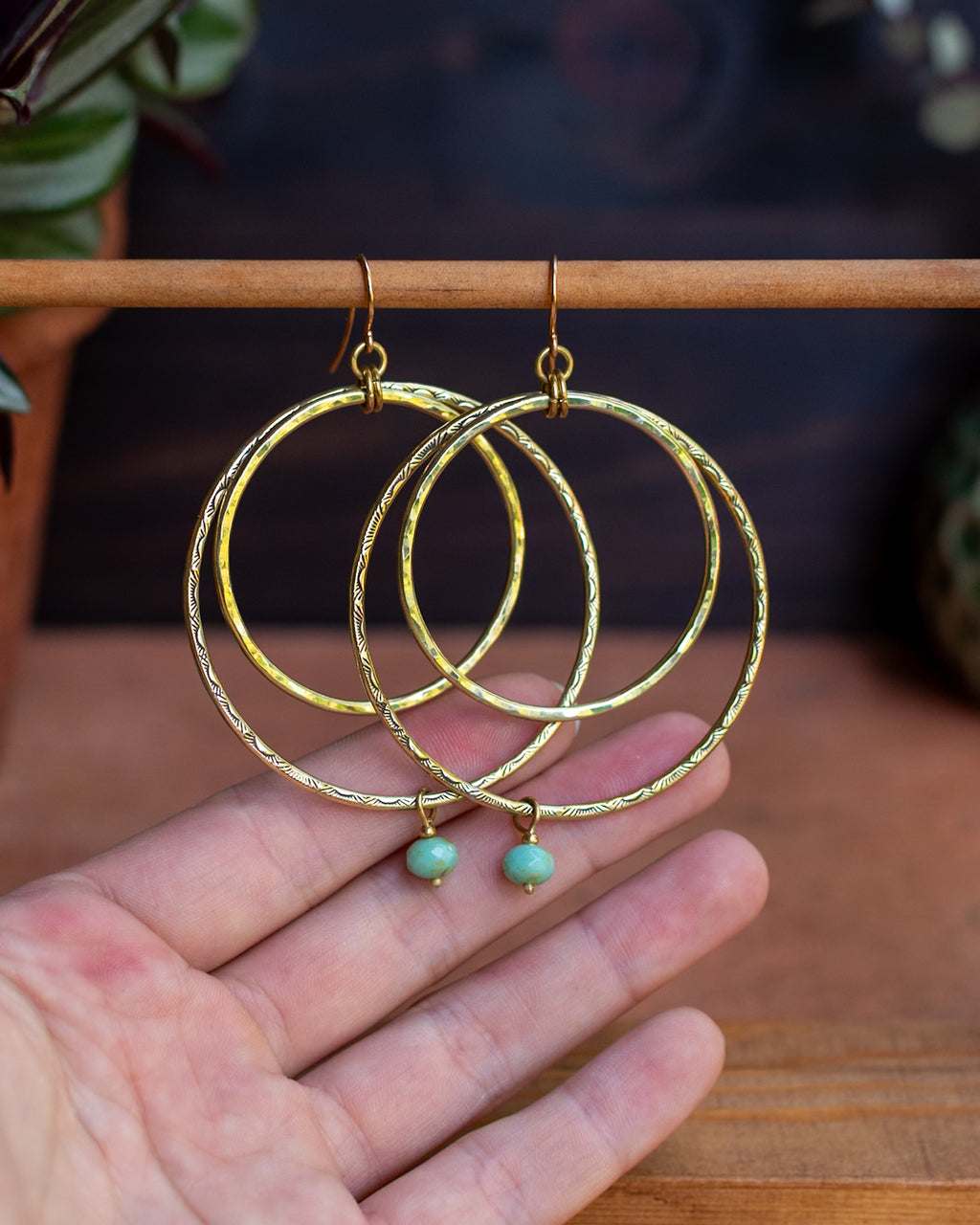 Créoles doubles en laiton et perles en verre tchèque turquoises – Les irrésistibles