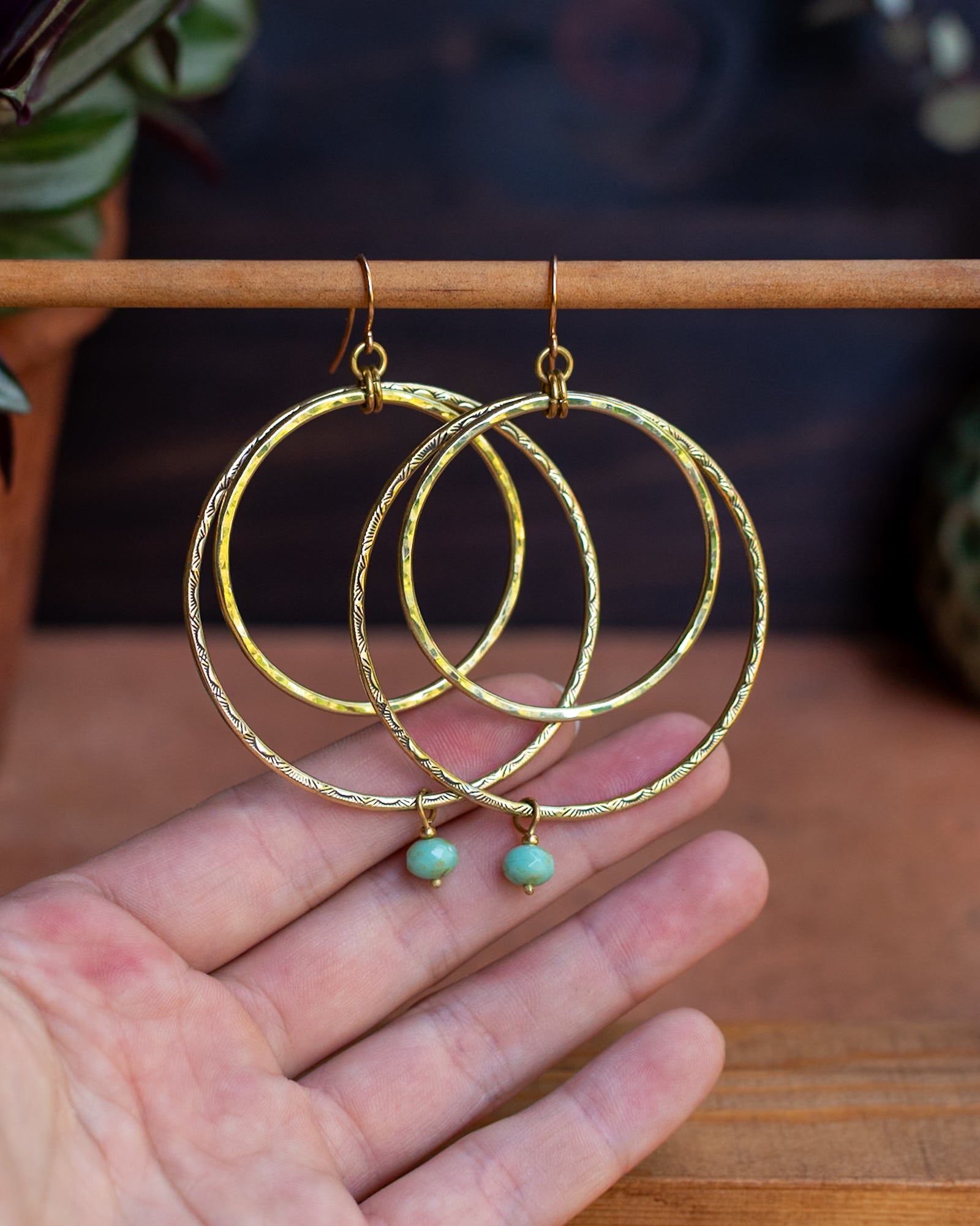 Créoles doubles en laiton et perles en verre tchèque turquoises – Les irrésistibles