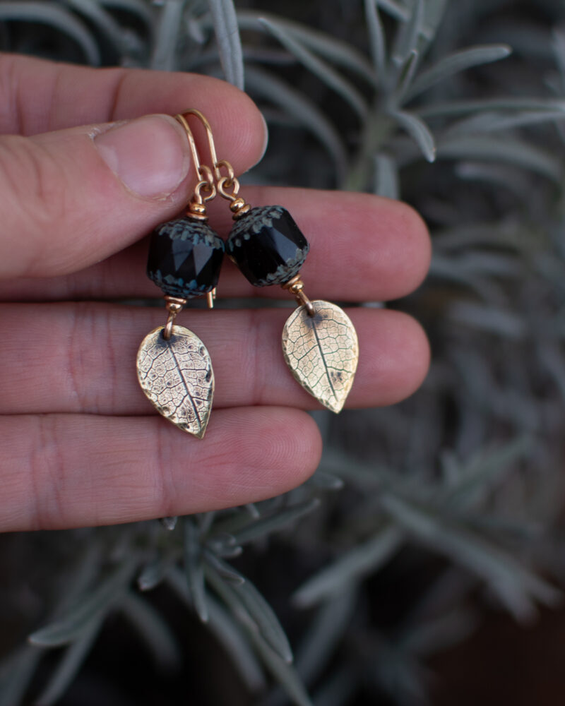 Boucles d'oreilles en laiton et perles en verre tchèque, empreintes de feuilles.