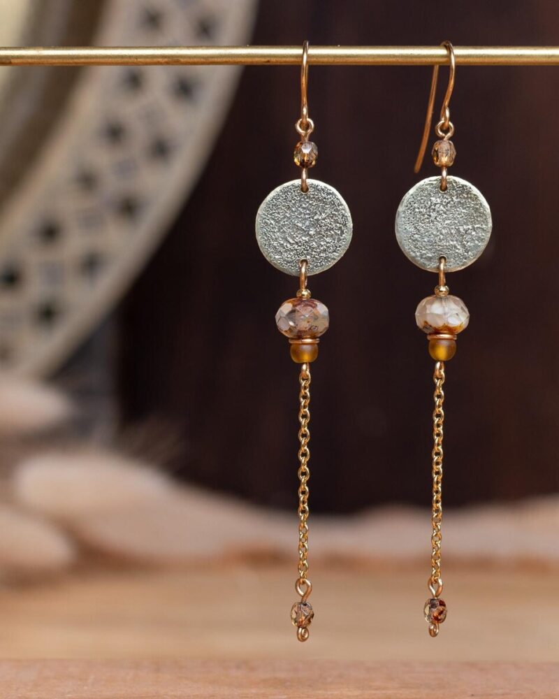 Boucles d'oreilles Lune en laiton martelé et perles en verre tchèque.