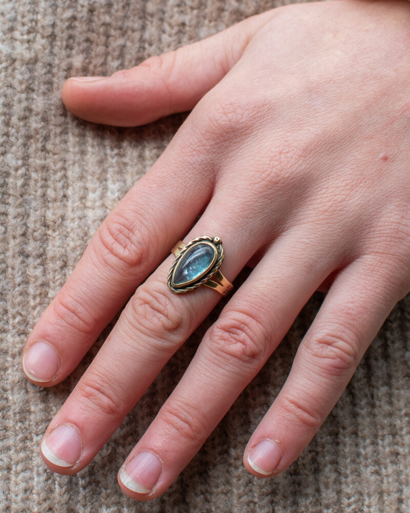 Bague artisanale en laiton avec une pierre fine (cyanite).