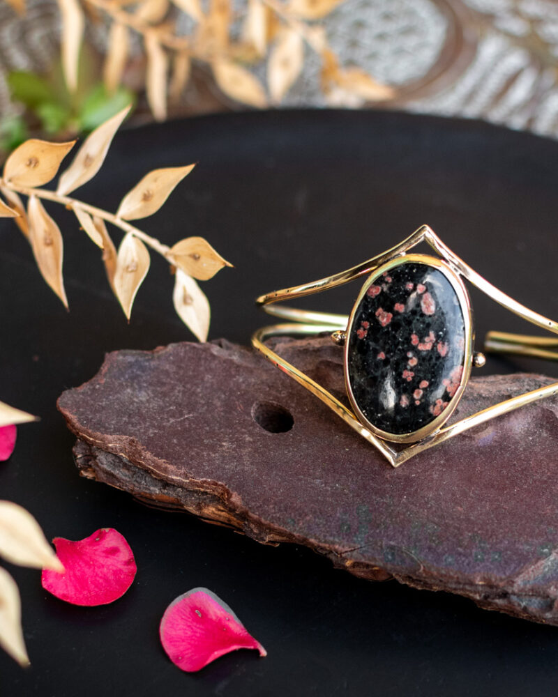 Bracelet manchette artisanal en laiton avec une Obsidienne Fleurie.