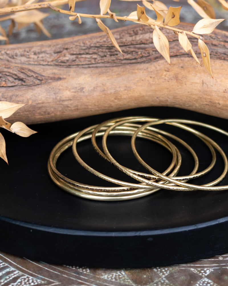 Bracelet jonc artisanal en laiton.