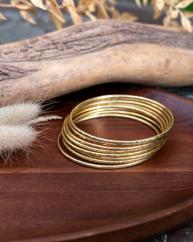 Bracelet jonc artisanal en laiton.