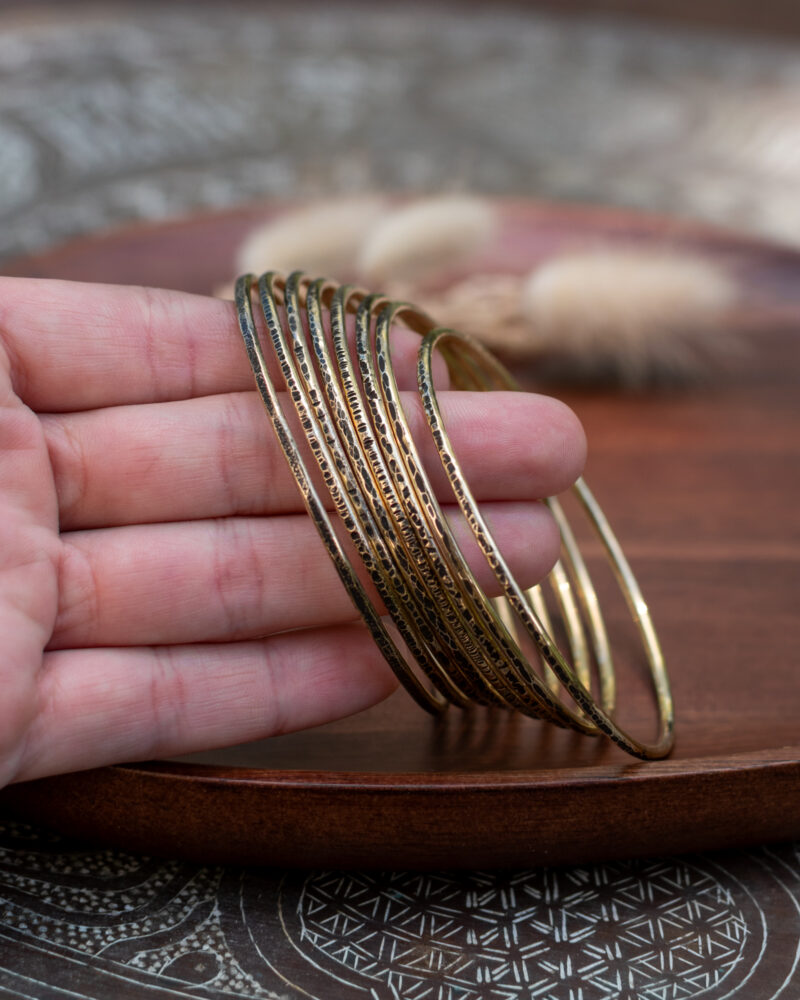 Bracelet jonc artisanal en laiton patiné.