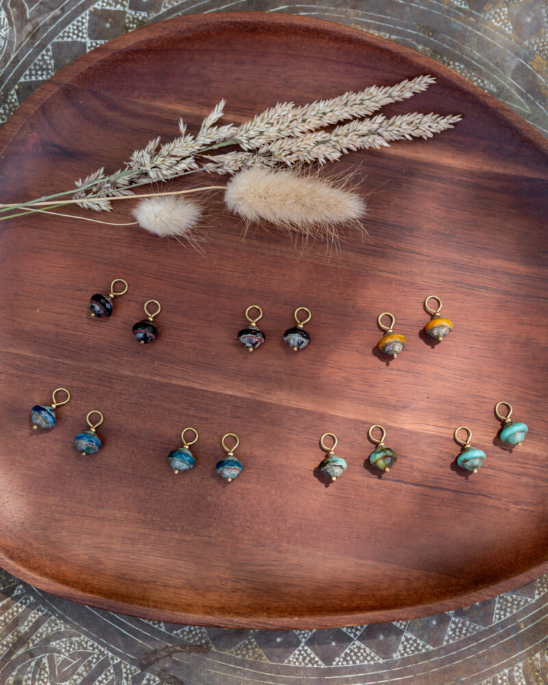 Charms "Soucoupe" pour personnaliser les créoles texturées. Vendus par paire.