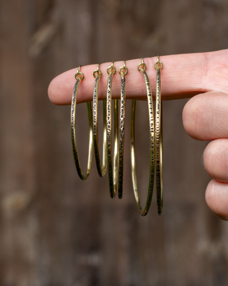Créoles artisanales en laiton texturé avec une PATINE NOIRE.