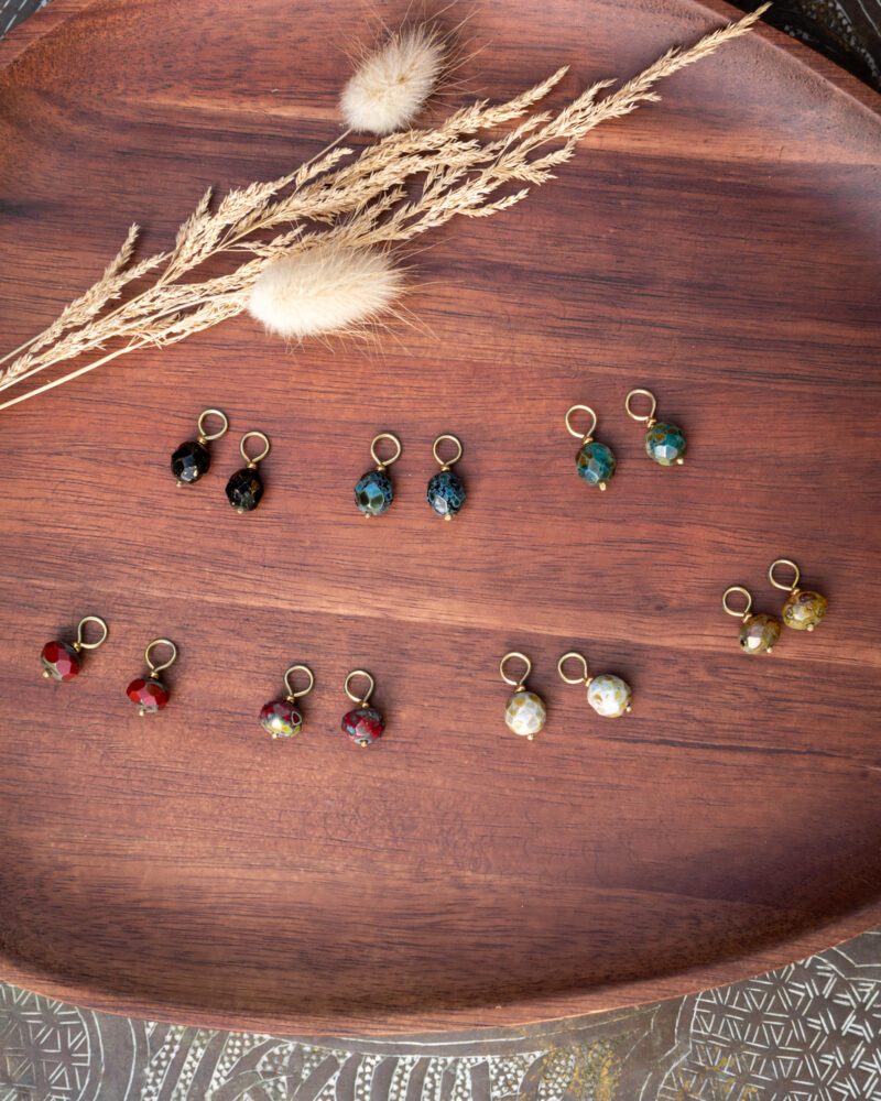 Charms pour personnaliser les créoles texturées. Vendus par paire.