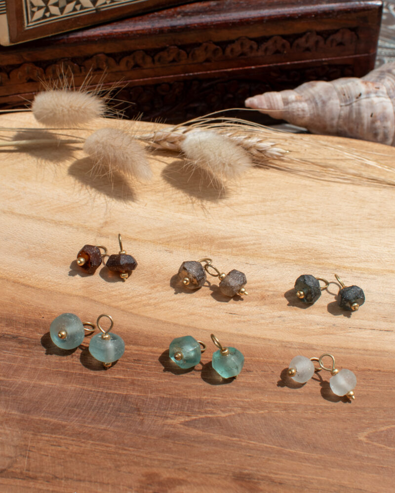 Charms en verre recyclé pour personnaliser les créoles texturées. Vendus par paire.