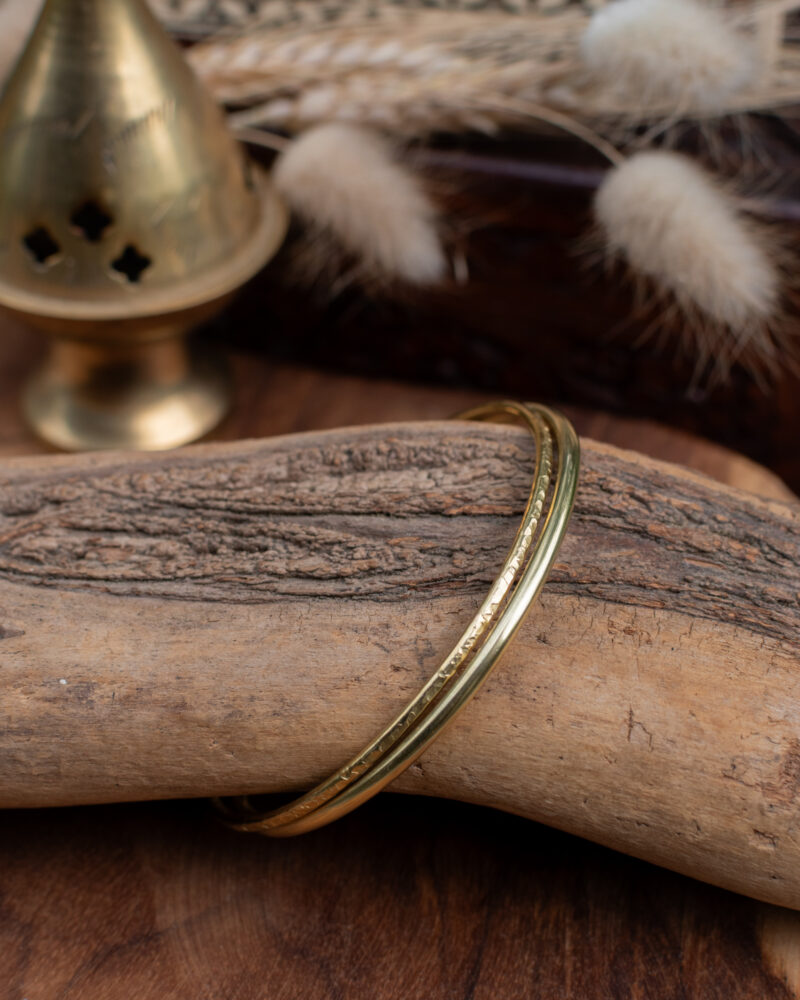 Lot de 2 bracelets joncs artisanaux en laiton. Lot 1/2