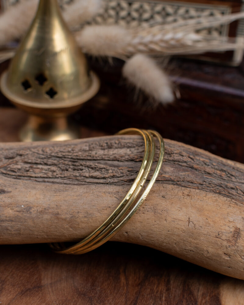 Trio de bracelets joncs artisanaux en laiton. Lot 2/2