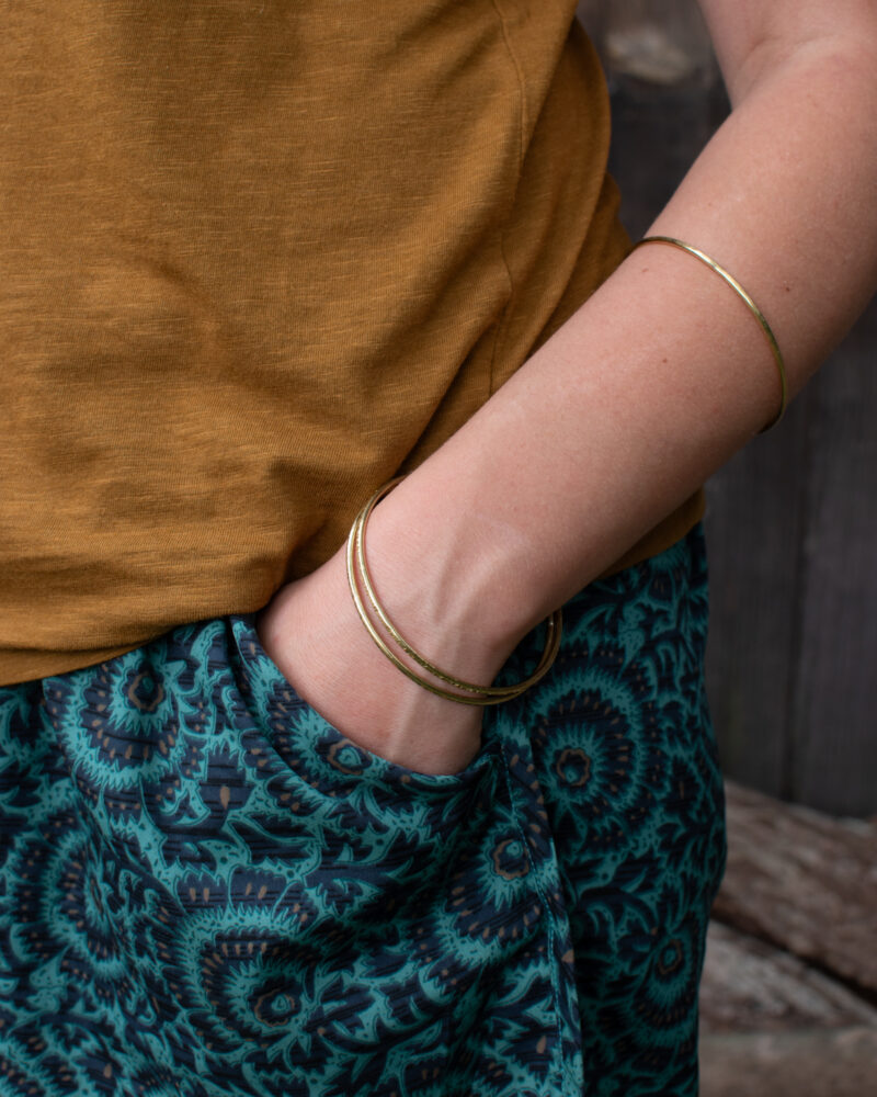 Trio de bracelets joncs artisanaux en laiton. Lot 1/2