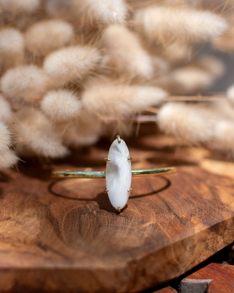 Bracelet griffe avec une agate Plume. Fabrication artisanale.