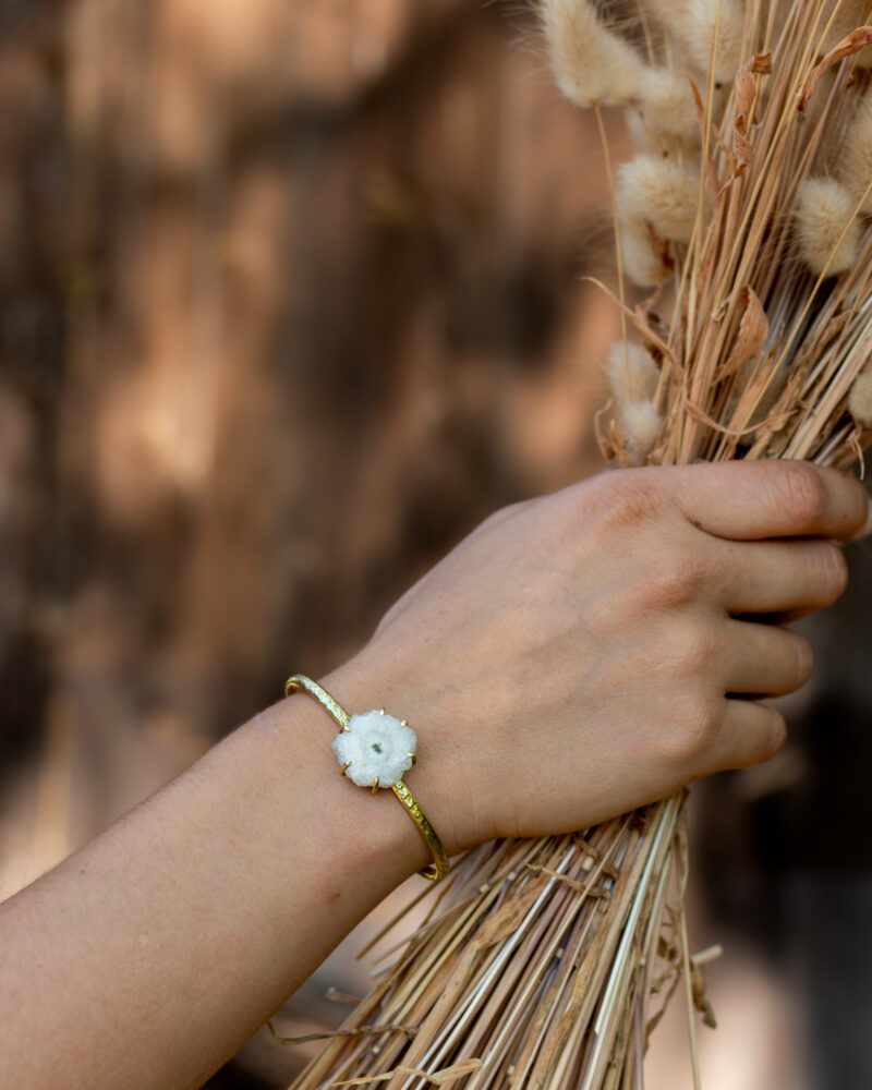 Bracelet griffe avec un Quartz Solaire. Fabrication artisanale.